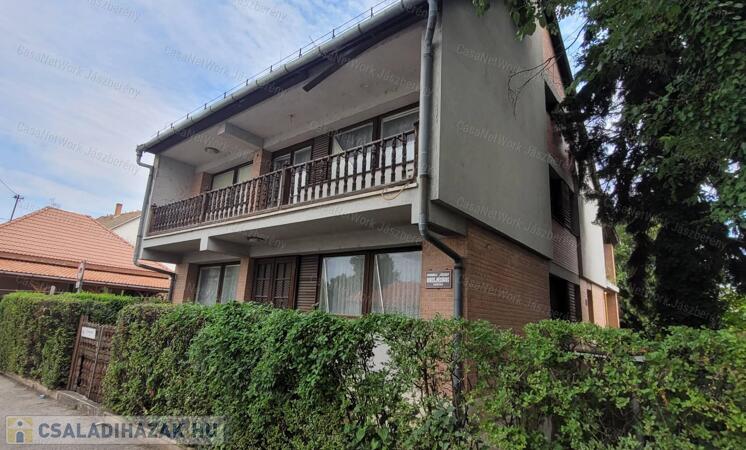 ELADÓ Többszintes családi ház gazdasági épülettel Jászberényben                                 