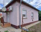 Eladó Martfűn egy 55m2-es központhoz közeli családi ház.