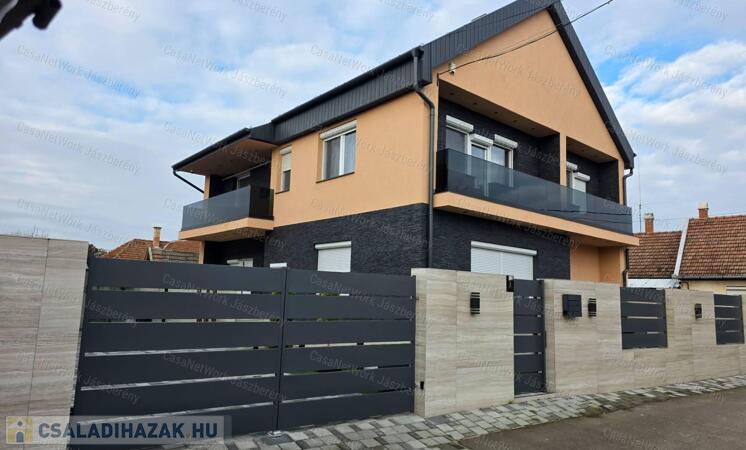 Jászberény frekventált részén 280 nm-es, emeletes családi ház eladó                                 