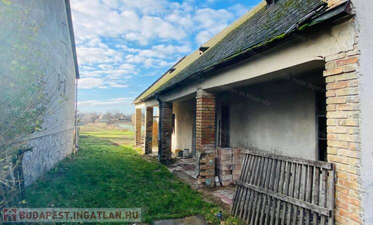 Eladó építési telek Szőny csendes, központi részén!                                 