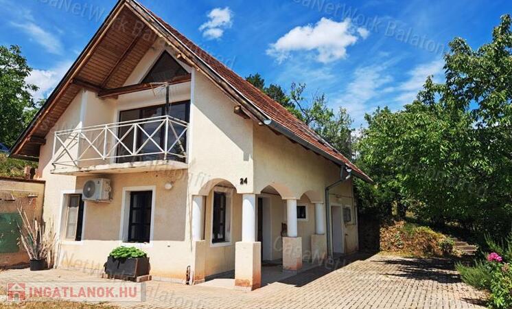 Részpanorámás,kedvező lokációban- eladó NYARALÓ CSOPAKON