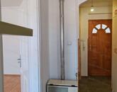 Szolnokon belvárosi felújított garzon, szigetelt házban eladó!