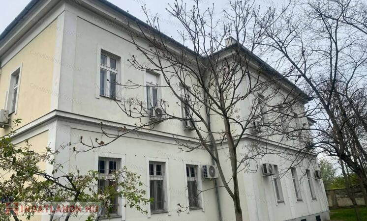 Szolnokon a József A. úton 36 m2-es, 2. emeleti irodahelyiség kiadó