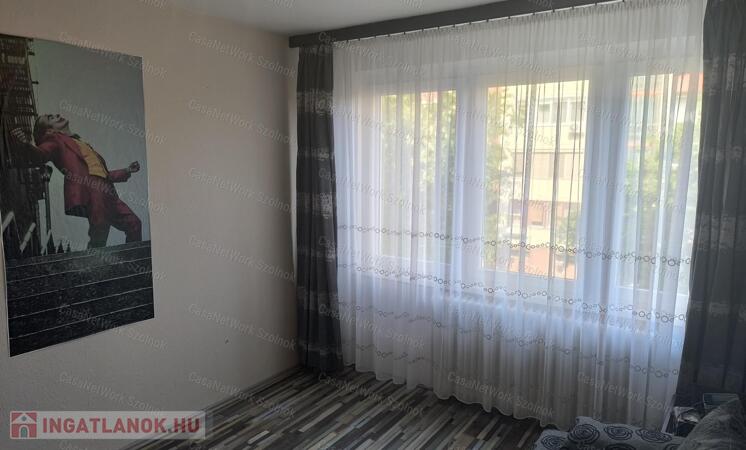Szolnoki 48m2-es felújított lakás eladó!