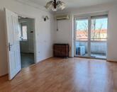 Szolnokon belvárosi felújított garzon, szigetelt házban eladó!