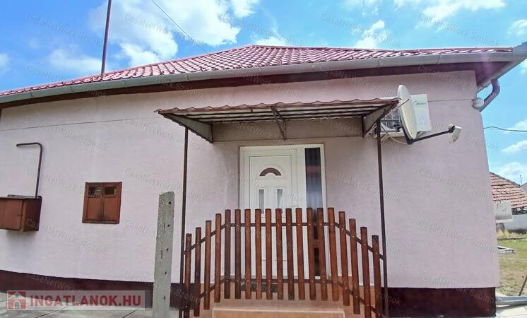 Eladó Martfűn egy 55m2-es központhoz közeli családi ház.