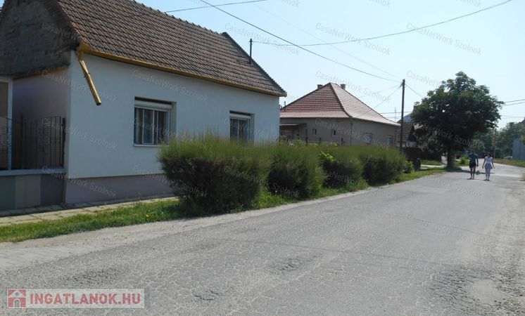 Eladó Szolnokon a Lidl Áruház szomszédságában egy családi ház.