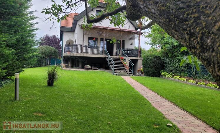 Elegáns, prémium családi ház gyönyörű kerttel