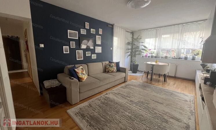 Eladó 64 m²-es földszinti lakás Veszprém, Cholnokyvárosban!