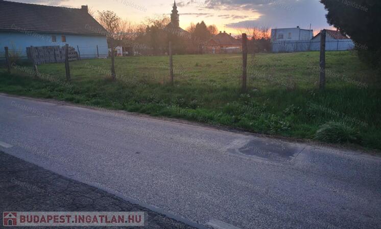 Eladó telek Tapiószele                                 