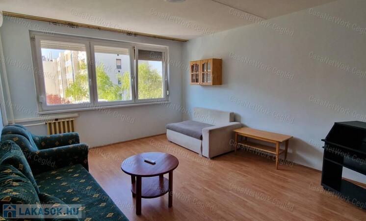 Jó elosztású, 2. emeleti klímás panellakás eladó Cegléden                                 