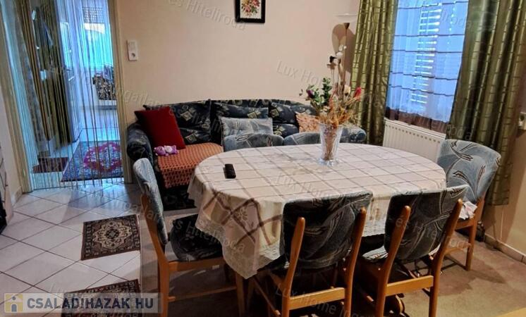 Eladó Oroszlányon 2 szoba +nappalis, kétszintes ház  872 m²-es telken                                 