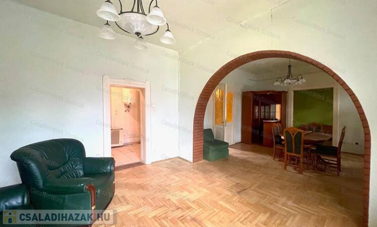 Eladó Szolnok központjában Fiumei uton 532 m2 telken 100m2 családi ház                                 