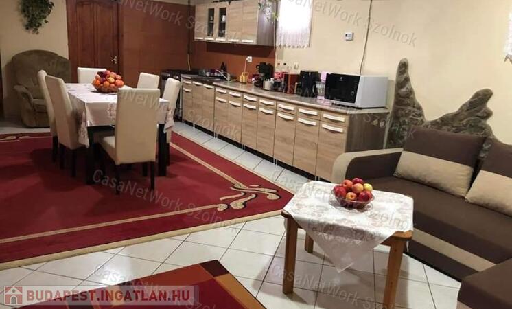 Eladó Szolnokon (Meggyestelep) egy 4 szobás 117m2-es családi ház                                 