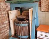 Eladó pince/présház Kesztölcön!