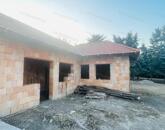 Szőnyben, a főúton 1059 m²-es telek befejezésre váró házikóval eladó!