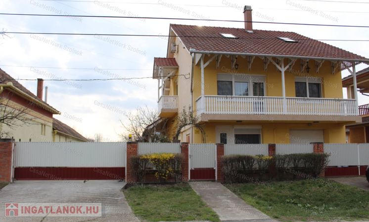 Tiszaföldváron felújított  3 generációs családi ház eladó