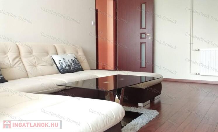 Kiadó Szolnokon belvárosi jó állapotú lakás!