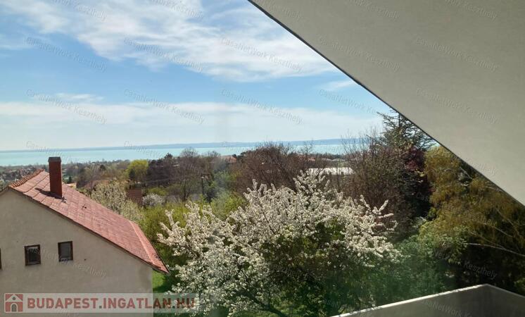 Balatonra panorámás családi ház                                 