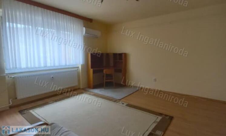 Tatabányán az Álmos V. úton kiadó egy  54 nm-es,  téglalakás!                                 