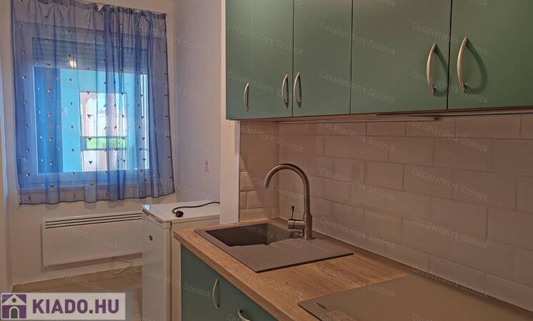 Szolnokon belvárosi, felújított kétszobás lakás kiadó!                                 