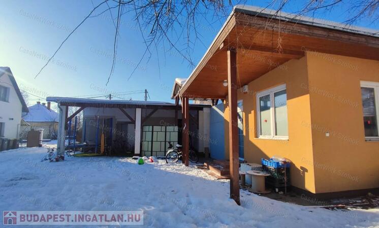 Eladó üzlethelyiség, garázzsal, lakóházzal Szandaszőlősön                                 