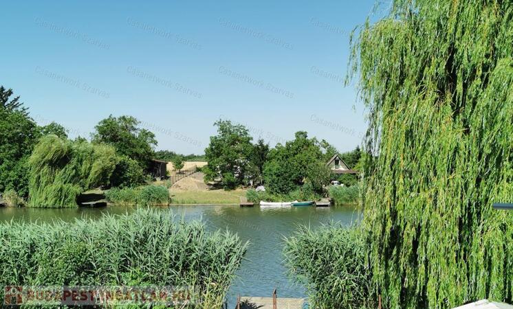 Dinnyelaposi-üdülősoron kétszintes, téglaépítésű, jó állapotú nyaraló                                 