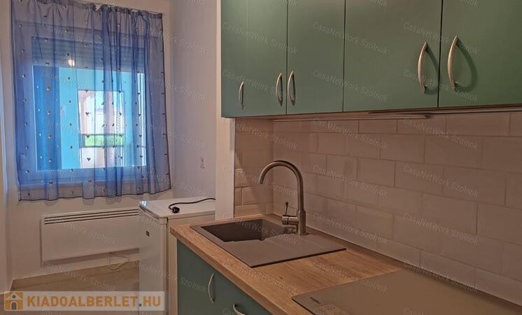 Szolnokon belvárosi, felújított kétszobás lakás kiadó!                                 