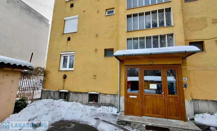 Cegléden a belvárosban földszinti tégla lakás eladó!                                 