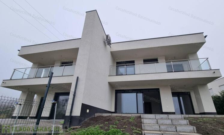 Eladó prémium kategóriájú lakóingatlan balatoni panorámával Balatonfüreden!                                 