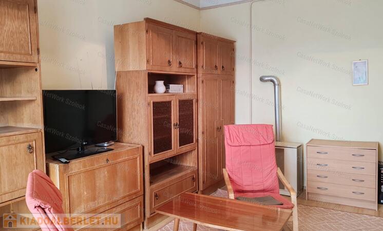 Szolnokon belvárosi erkélyes, csendes garzon kiadó!                                 