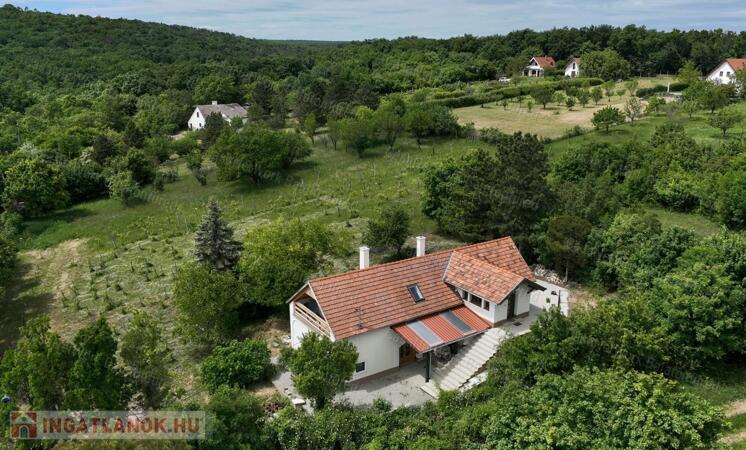 Hagyományok és komfort harmonikus ötvözete a vászolyi Öreg-hegyen