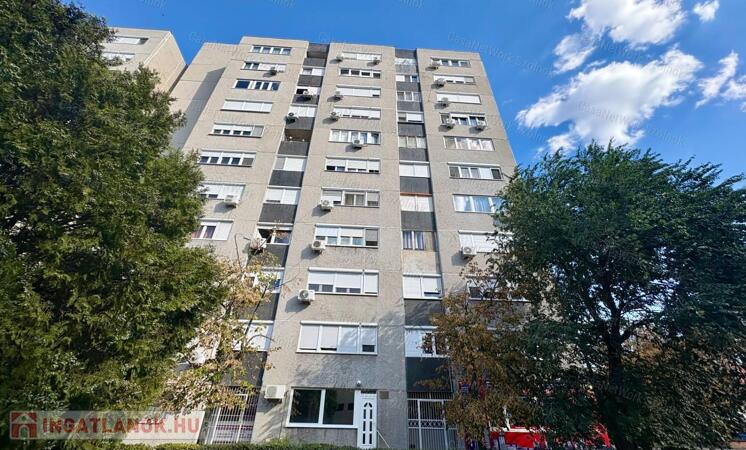 Eladó Szolnok belvárosában Ady E. úton egy 49 m2-es két szobás lakás.