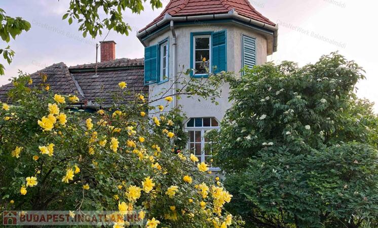 Balatonalmádi - Káptalanfüreden romantikus villaépület eladó!                                 