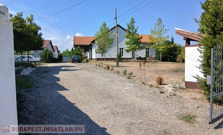 ELADÓ 11 SORHÁZI LAKÁS TÁPIÓSZELÉN!                                 