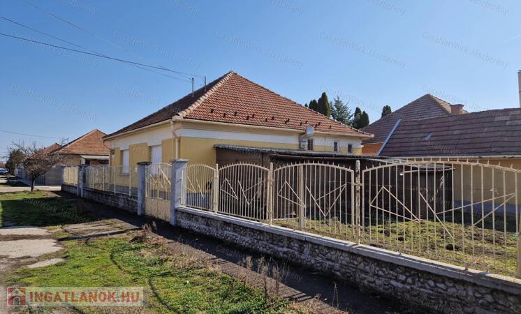 Jászberényben, 102 nm-es, 3 szobás családi ház eladó