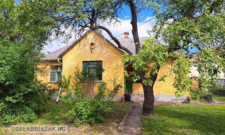 Kedvező áron és lokációban eladó CSALÁDI HÁZ KÖVESKÁLON                                 