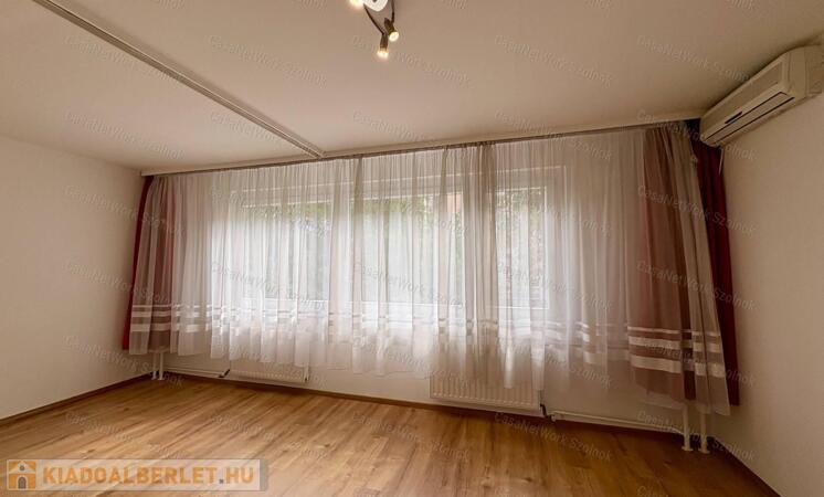 Kiadó Szolnok Belvárosában az Ady E. úton egy 1,5 szobás 2.em-i lakás.                                 