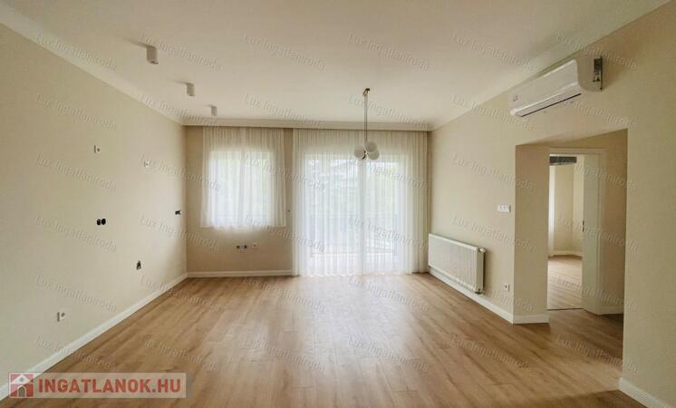 Eladó 94 m2-es társasházi lakás Komáromban, 500 m2-es saját kerttel!
