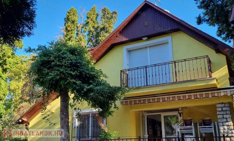 Strandközeli, felújított, összközműves nyaraló eladó Balatonakarattyán!