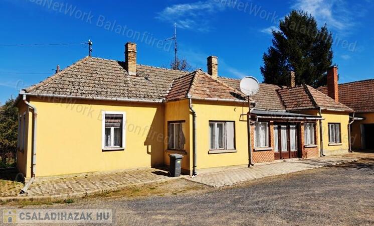 Sok lehetőség, kiváló lokációban - eladó CSALÁDI HÁZ KÁPTALANTÓTIBAN                                 