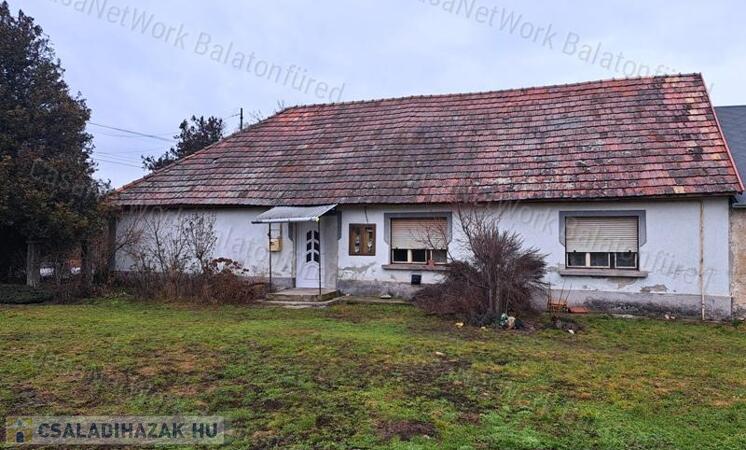 Felújítandó, központ közeli - eladó CSALÁDI HÁZ MENCSHELYEN                                 