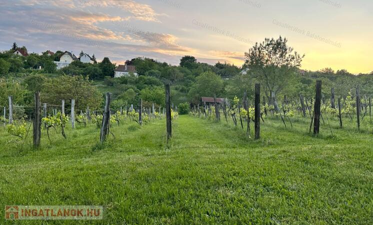 Eladó zártkert gazdasági épülettel Felsőörsön