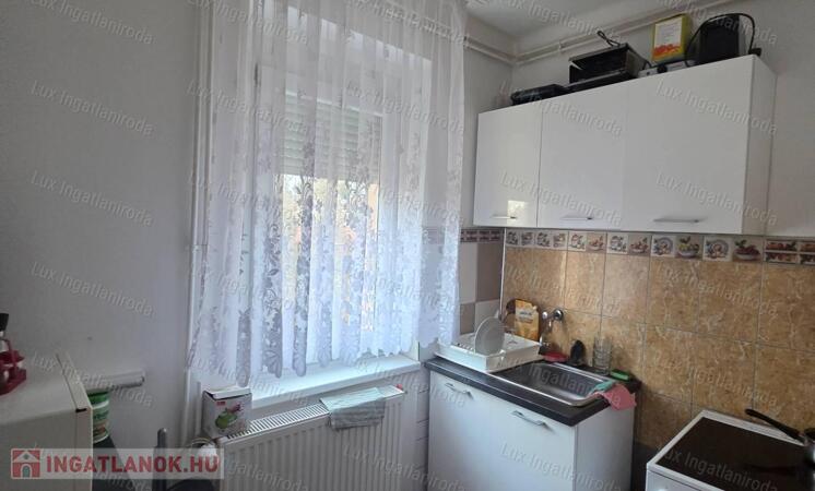 Oroszlány kedvelt környékén eladó 1 szobás, 2. emeleti erkélyes lakás!