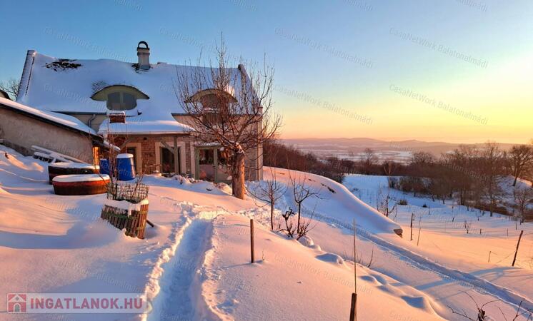Birtok a Balaton-felvidéki Nemzeti Park tetején lélegzetelállító panorámával