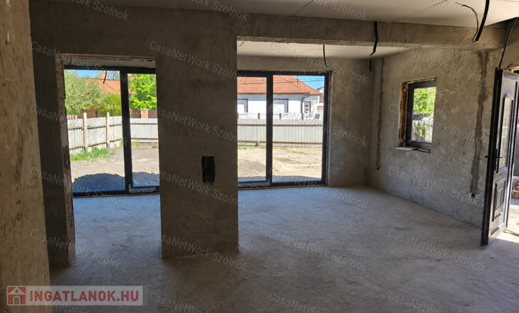 Abony központi részén eladó, több lehetőséget kínáló családi ház