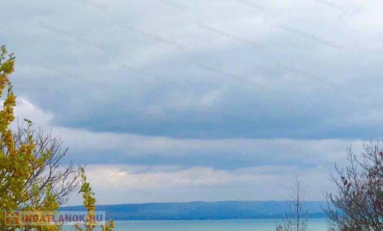 Balaton Pazar Látványa -Erdővel körül ölelt terület...