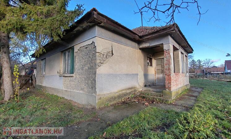 Boconád központjában, békés környezetben családi ház eladó