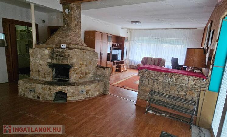 Eladó családi ház Oroszlány ritkán kínált, keresett utcájában!