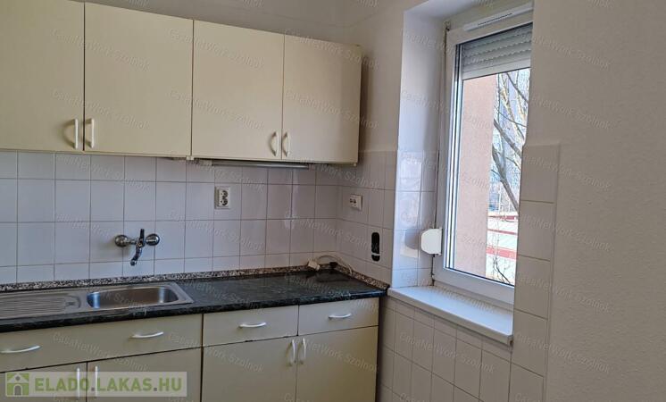 Szolnokon belvárosi felújított garzon, szigetelt házban eladó!                                 